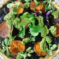 Tarta z pieczoną kapustą, batatem i pesto