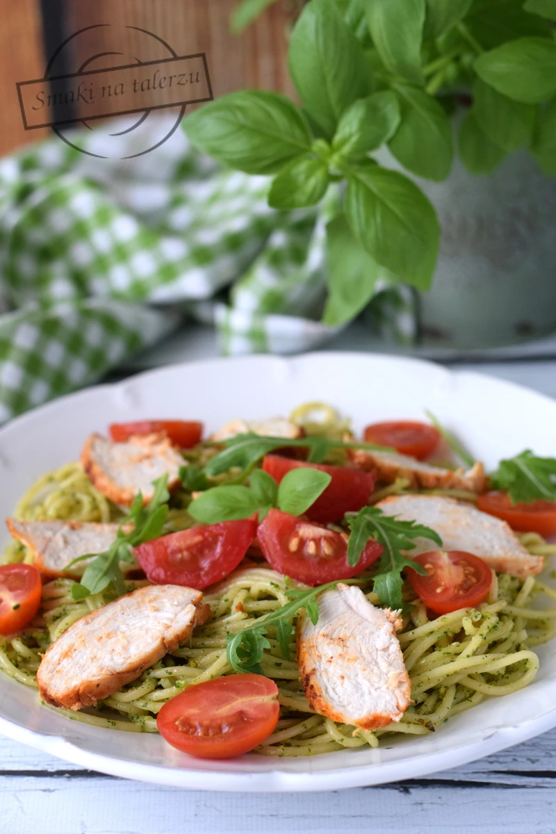 Makaron z pesto z rukoli, pomidorkami koktajlowymi i pieczonym kurczakiem