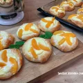 Drożdżówki z serem i brzoskwiniami