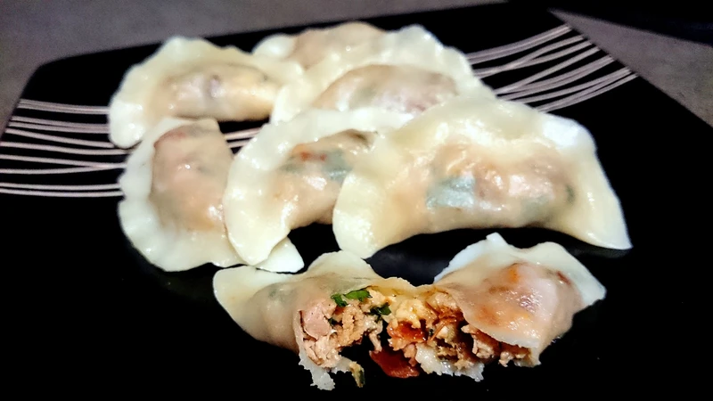 Pierogi z serowym farszem z wędzonym kurczakiem i suszonymi pomidorami