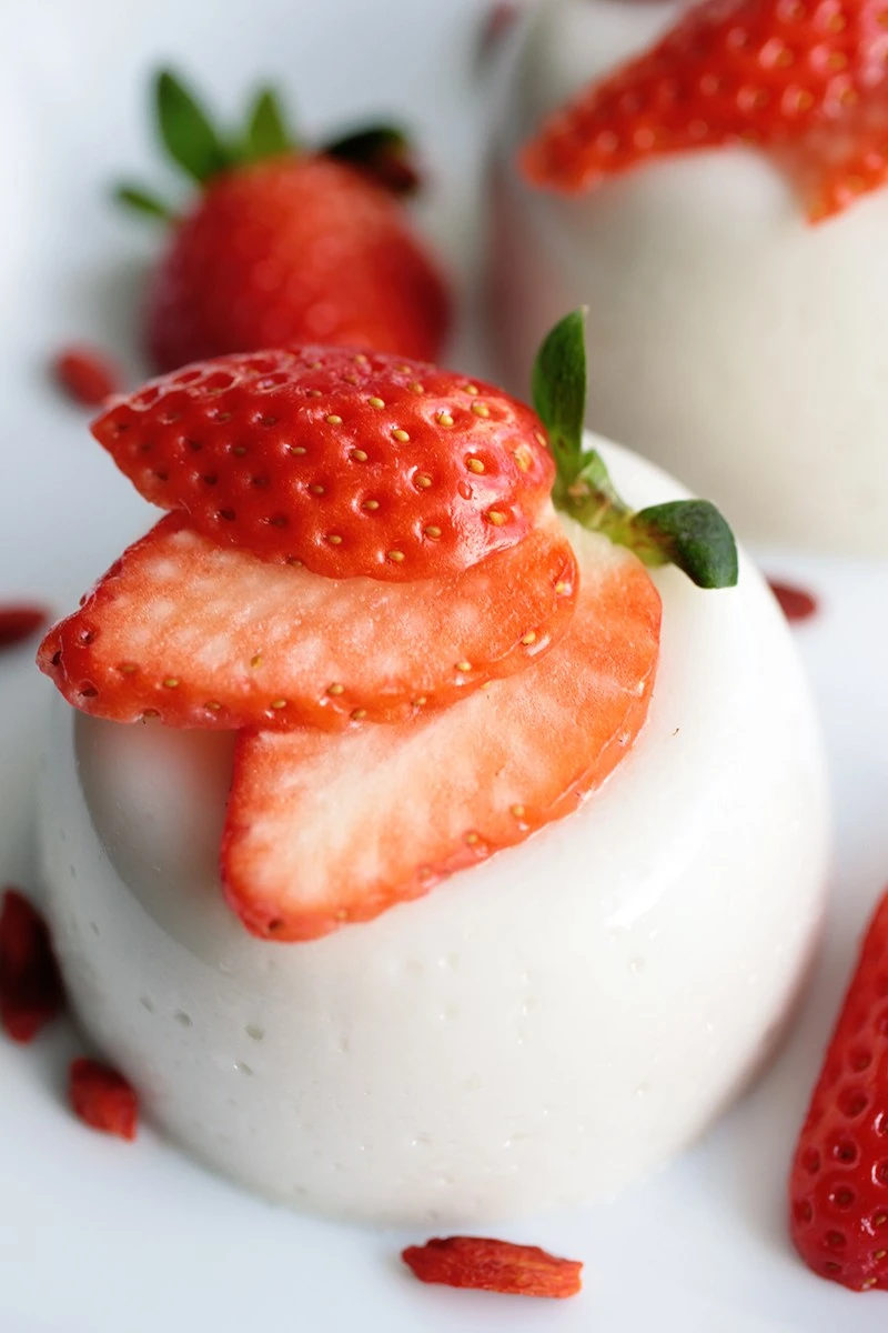 Kokosowa panna cotta z truskawkami.