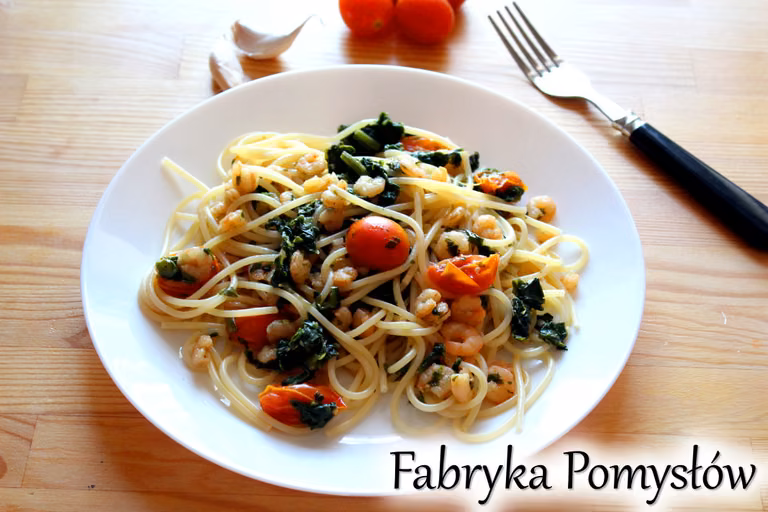 Spaghetti ze szpinakiem, krewetkami i pomidorkami