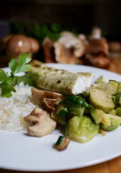 OKOŃ MORSKI (LABRAKS) Z BRUKSELKĄ Z GRZYBAMI SHIITAKE I PORTOBELLO