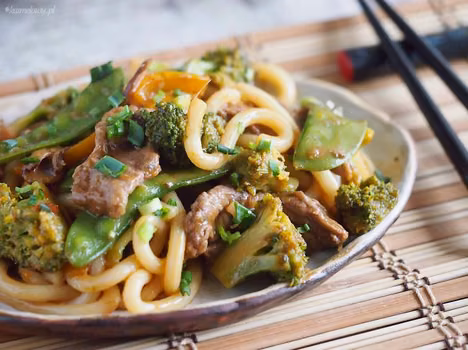 Szybki stir fry z makaronem udon, wołowiną i warzywami