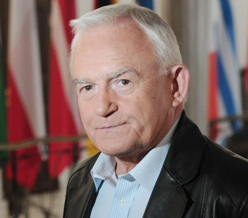Niezaszczepieni powinni płacić za leczenie? Leszek Miler o bonusach dla zaszczepionych.