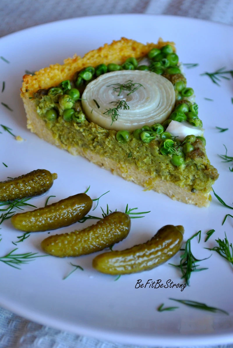 Tarta z groszkiem i awokado na spodzie z kaszy jaglanej