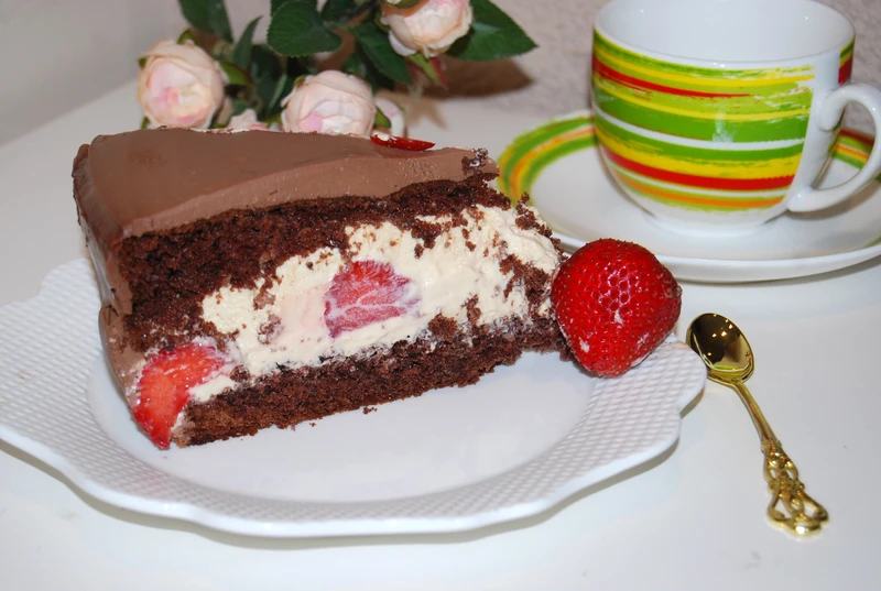 Tort czekoladowy z truskawkami