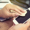 Koronawirus: jak poprawnie zdezynfekować telefon?