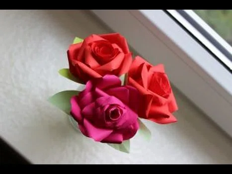 Bardzo prosta i realistyczna róża z papieru