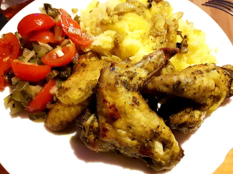 Cebulowe skrzydełka w zielonym pesto