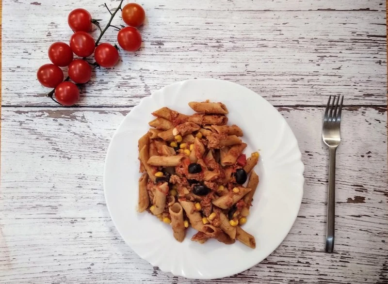 Razowy makaron z tuńczykiem i pomidorami – fit obiad