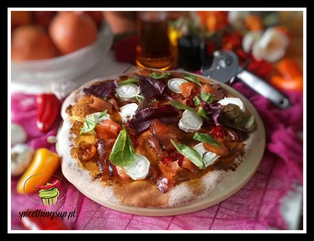 Pizza z sosem dyniowym i łososiem