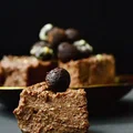 Wegański czekoladowy sernik z truflami