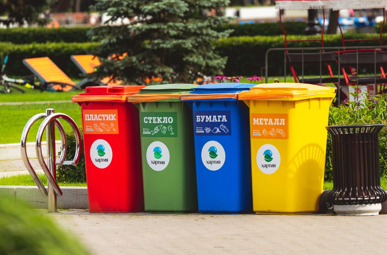 Dodatkowy czerwony kosz na śmieci? Widzisz je w innych krajach – sprawdź, do czego służą