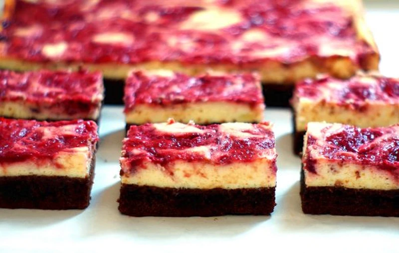 Brownie z serem i truskawkami