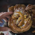 Wegańskie drożdżówki cynamonowe z dynią i przyprawami korzennymi