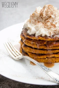 Dyniowe pancakes owsiane z sosem kasztanowym i bitą śmietaną