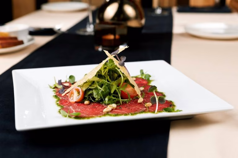 Carpaccio wołowe z rukolą
