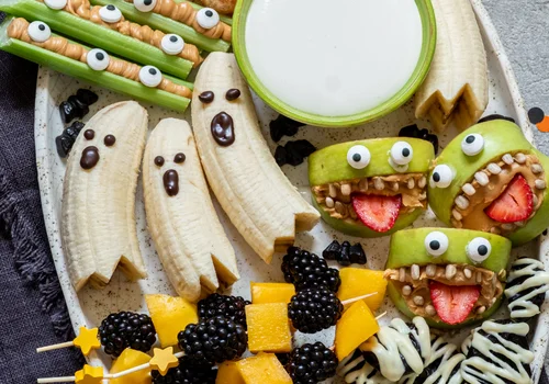 Halloweenowa deska przekąsek, która zaskoczy Twoich gości! Zdrowe smakołyki w mniej niż pół godziny!