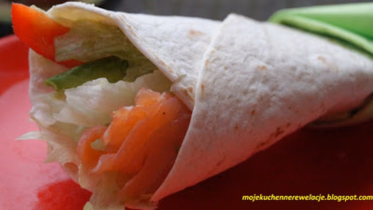 Tortilla z łososiem i awokado