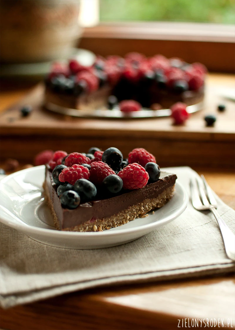 tarta czekoladowa z orzechami laskowymi (bez cukru i bez pieczenia)