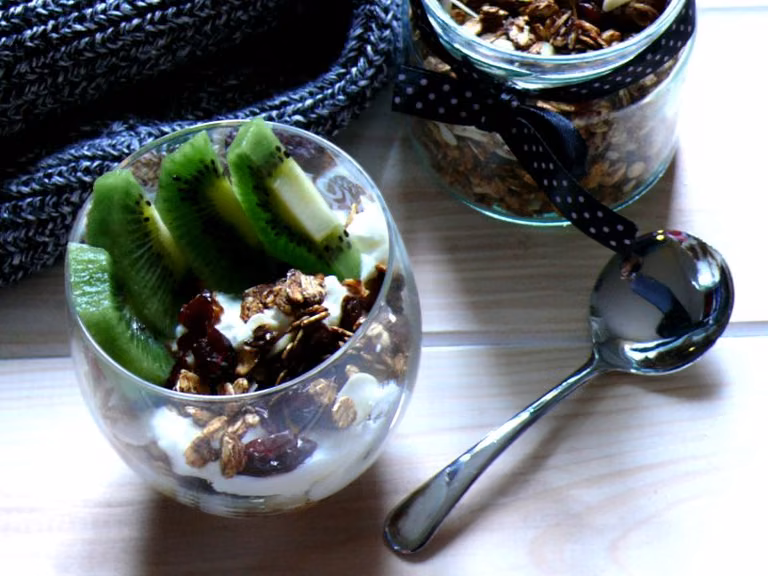 DOMOWA GRANOLA Z ORZECHAMI I ŻURAWINĄ