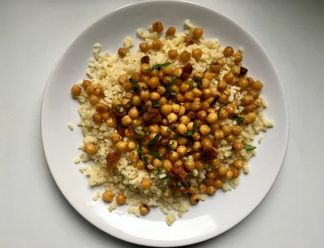 PIECZONA CIECIERZYCA Z KASZĄ BULGUR