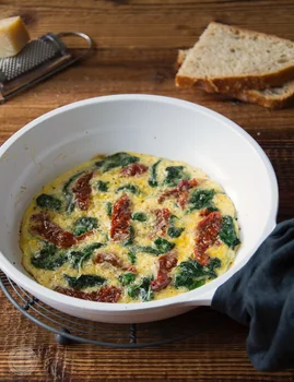 Omlet ze szpinakiem i suszonymi pomidorami