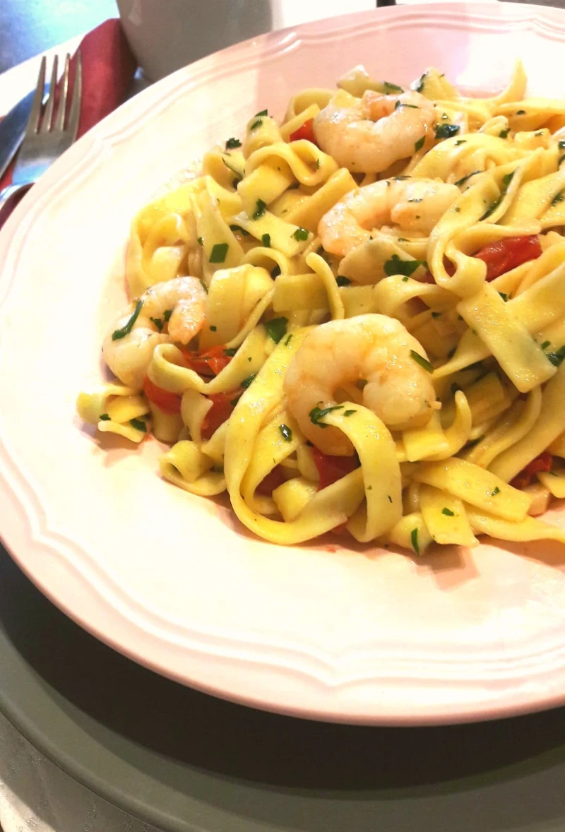 Tagliatelle z krewetkami i pomidorkami daktylowymi