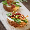BAJGLE Z GRILLOWANYMI SZPARAGAMI I BEKONEM