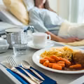Rewolucja w szpitalnych menu: Lepsze obiady dla pacjentów od NFZ. Oto co się zmieni!