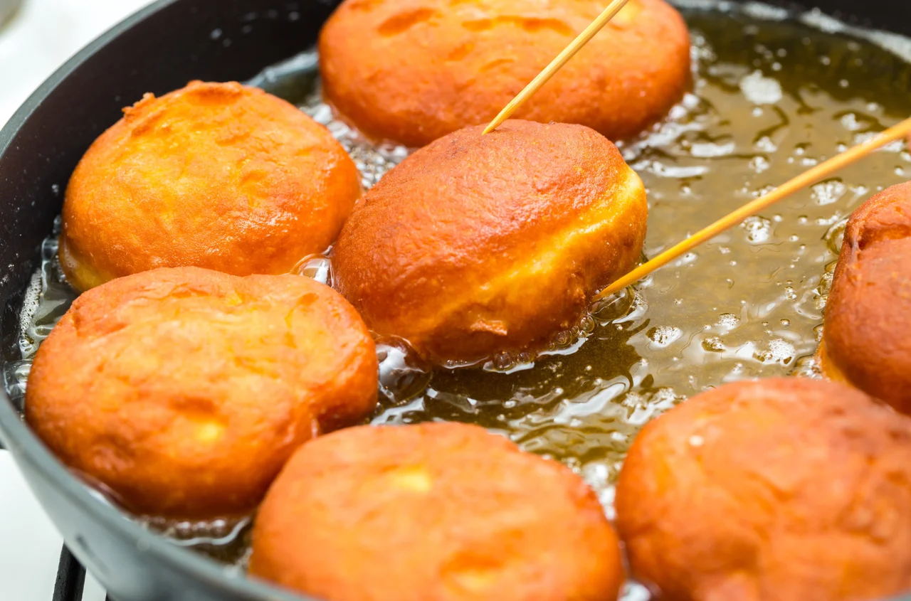 Zrób to zaraz po usmażeniu – pączki nie będą gumowe!