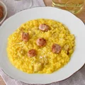 Włoskie risotto alla monzese z szafranem i kiełbasą salsiccia