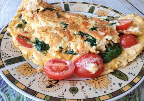 Omlet ze szpinakiem, żółtym serem i pomidorami- najlepszy na śniadanie