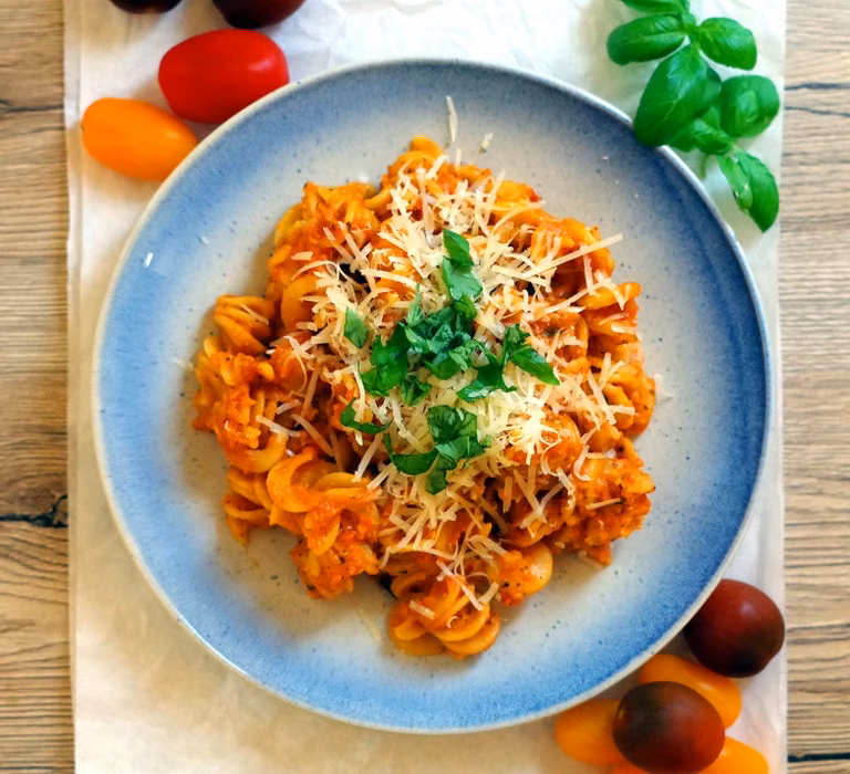 Makaron z sosem pomidorowo-paprykowym