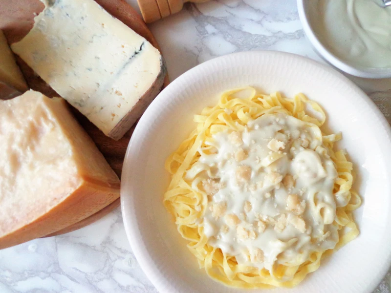 Tagliatelle z kremowym sosem serowym
