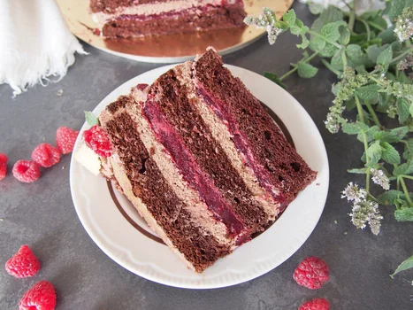 Tort czekoladowy z malinami