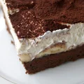Browni z bitą śmietaną i bananami