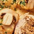 Kieszonki schabowe z pieczarkami w serowym sosie