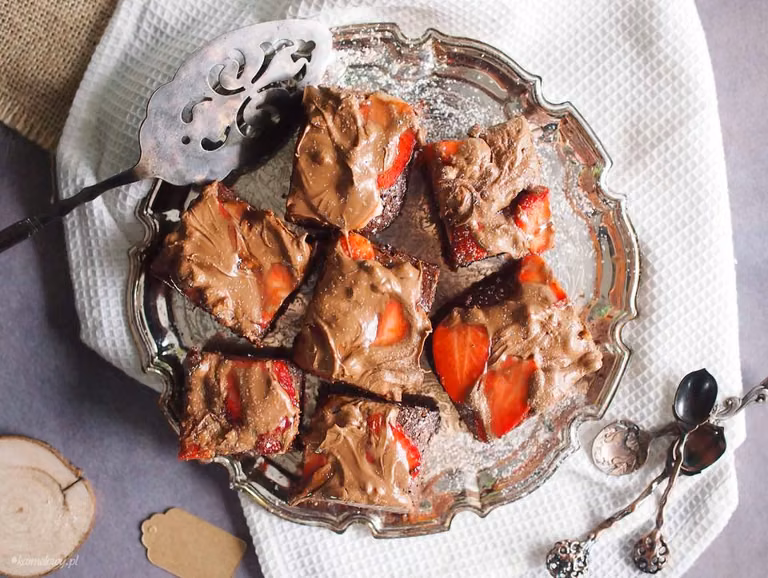 Podwójnie czekoladowe brownie z truskawkami