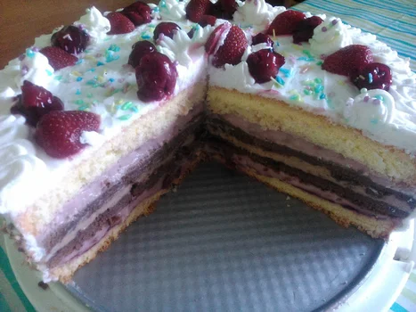Tort z frużeliną wiśniową