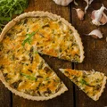 SEROWY QUICHE Z KURCZAKIEM, PIECZARKAMI I RUKOLĄ