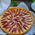 Tarta z budyniem i śliwkami