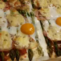 Pizza ze szparagami i jajem sadzonym