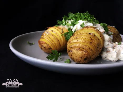 Pieczone ziemniaki hasselback z sosem kurkowym