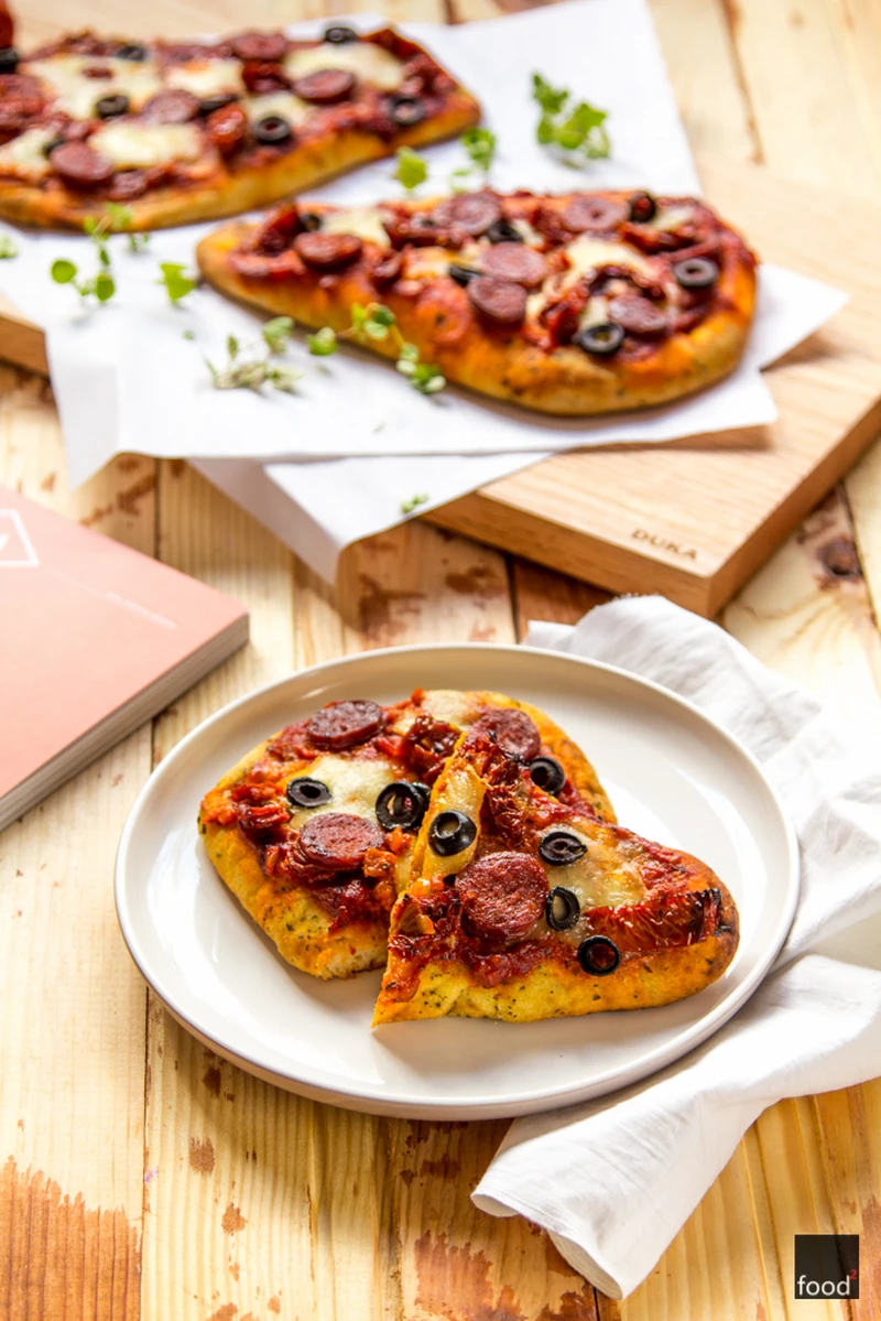 Ekspresowa pizza z chlebków naan z chorizo i mozzarellą