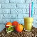 Smoothie z pomarańczą, selerem naciowym i jabłkiem