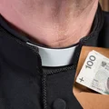 Kolęda: 50 zł, 100 zł, a może więcej? Ile dać pieniędzy księdzu w kopercie?