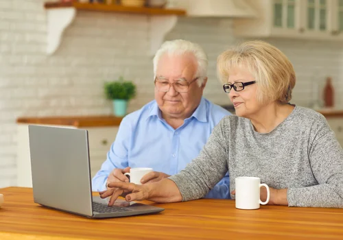 Renta socjalna z dodatkiem i wyrównaniem: co dokładnie wypłaci ZUS w maju 2025?