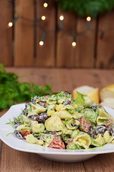 Makaronowa sałatka z kiełbasą, fasolą, rukolą